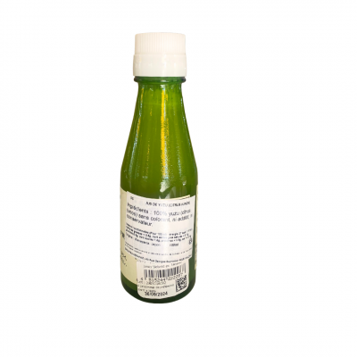 L'image représente l'étiquette de la bouteille de jus de citron Yuzu